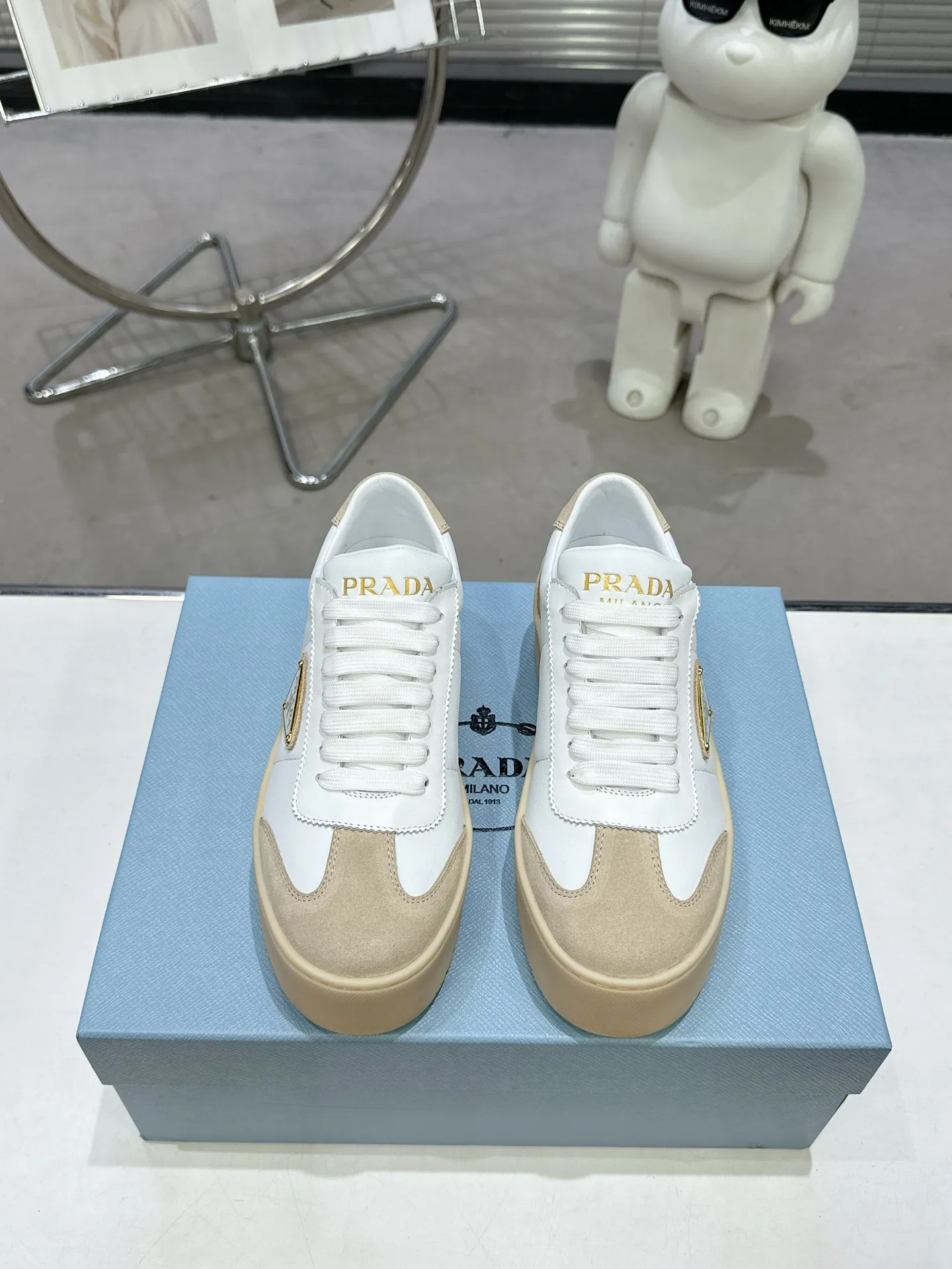 👟👟Ex-factory price 600👟👟 Prada Latest Downtown Bold series Thick-soled Platform Shoes Triangle Logo Casual Sports Shoes White Shoes Original purchase, development and production Downtown Bold sneakers are inspired by the basketball shoes of the 1980s, with sporty design and exquisite details. Crafted from perforated leather, the statement platform sole provides a unique, modern style. The Prada logo is interpreted from different angles, decorated with the iconic enameled triangular metal logo, highlighting the unique classic style. Exquisite packaging at the delivery counter🛍📦 ▪️Fabric: Original custom imported first-layer cowhide ▪️Inner lining: Original imported sheepskin ▪️Outsole: Original open-molded ultra-light foam material ▪️Sole thickness: 4.5CM ▪️Size: Women's 35-40